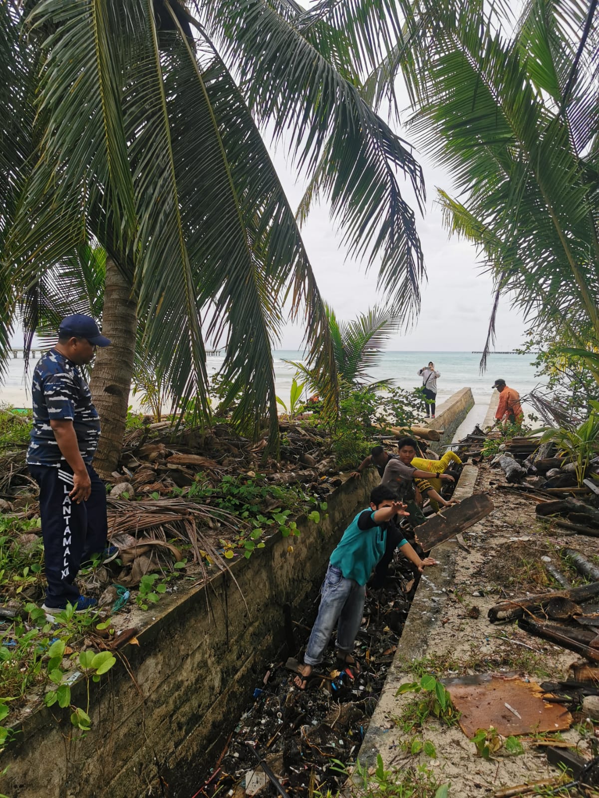 Cegah Banjir, Lanal Ranai Laksanakan Pembersihan Sampah Kayu di Pulau Midai