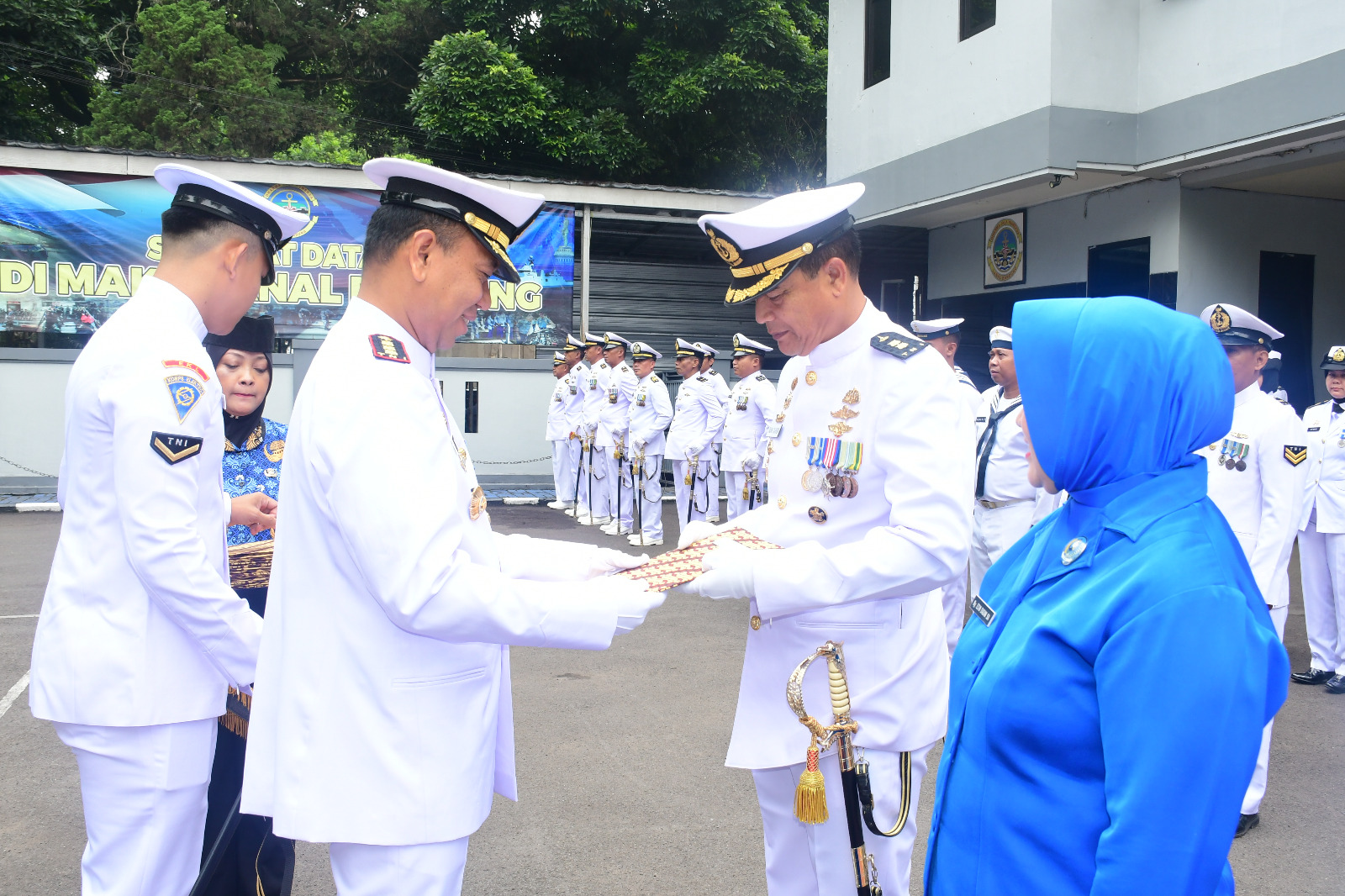 Sebagai Wujud Penghormatan Kepada Prajurit, Lanal Bandung Laksanakan Wisuda Purna Bakti