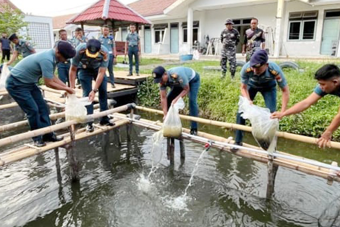 Dukung Ketahanan Pangan, Lanal Bengkulu Laksanakan Pelepasan Bibit Ikan Nila, Gurami, dan Lele