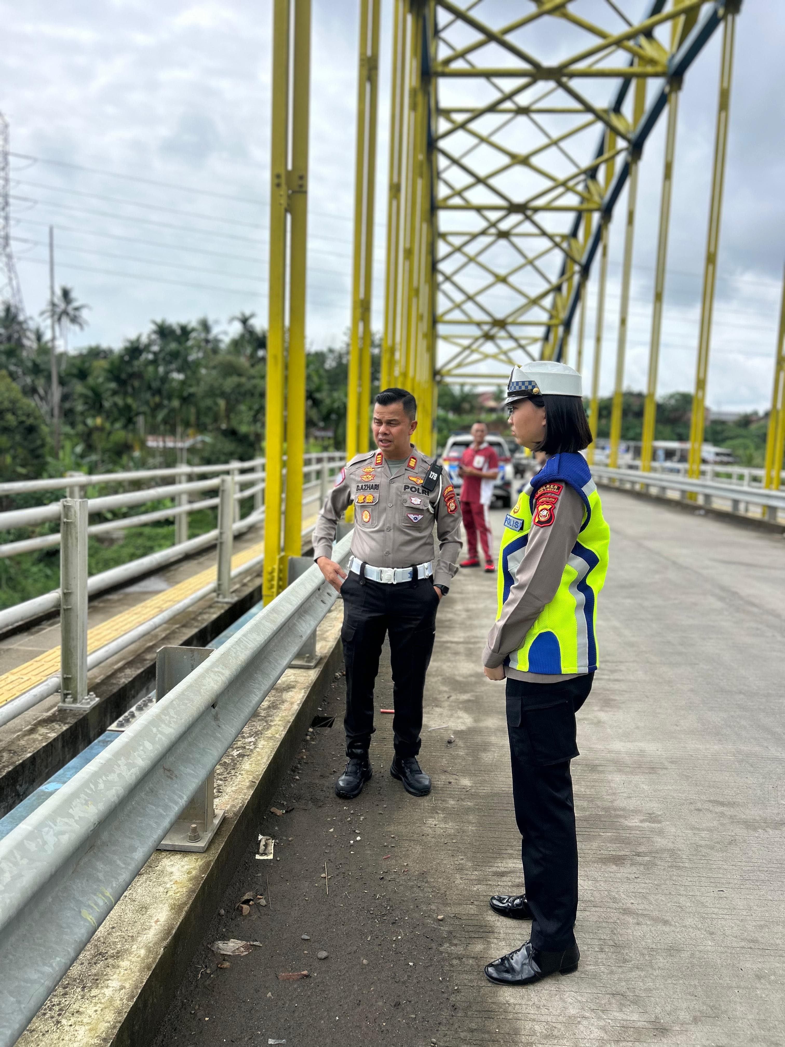 Satlantas ,polres lubuk Linggau, siap berjaga ninjau titik rawan banjir dan tanah longsor,demi menjaga keselamatan masyarakat,