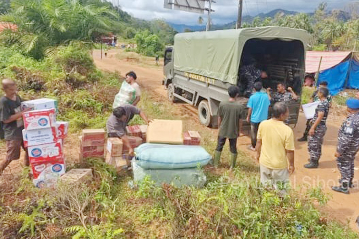 Lanal Sibolga Distribusikan Bantuan Untuk Korban Longsor dan Banjir di Sibolga-Tapanuli Tengah