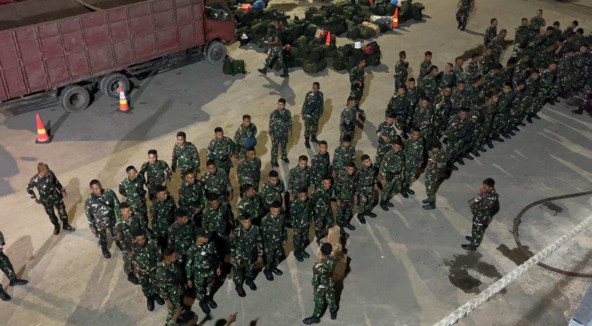 KRI Teluk Banten-516 TNI AL Laksanakan Debarkasi Personel dan Distribusi Bahan Kontak di Belawan