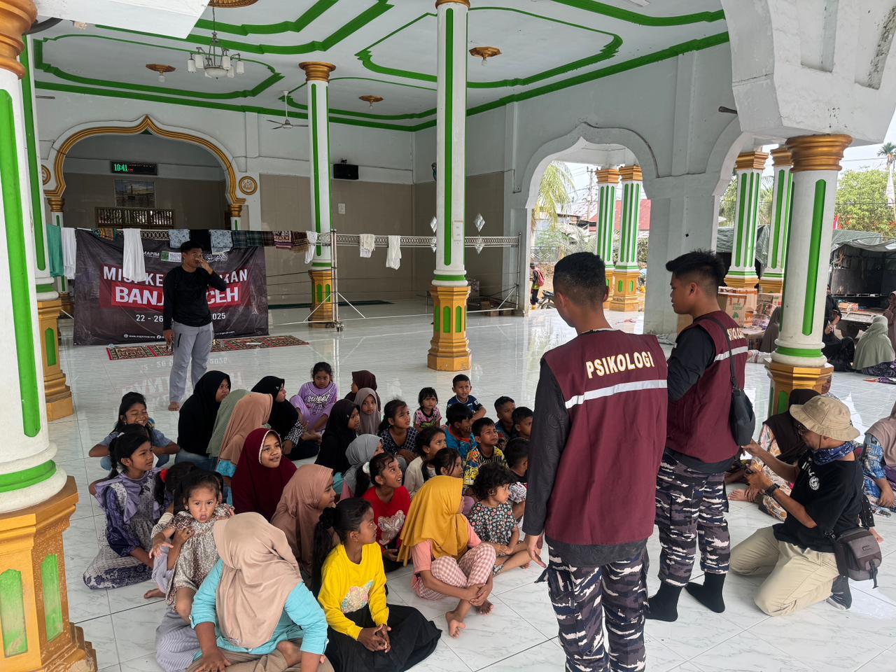 Tim Trauma Healing TNI AL Membalut Luka Psikologis Anak-Anak Terdampak Bencana di Bireuen