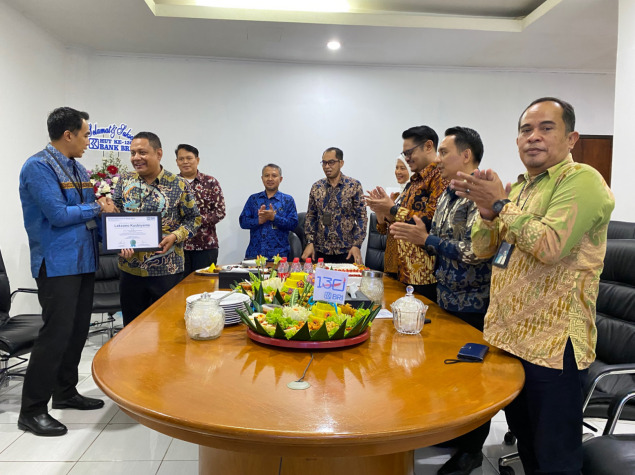 Momentum HUT ke-130 BRI, BRI Unit Anyar Berikan Penghargaan Masa Kerja kepada Kepala Unit