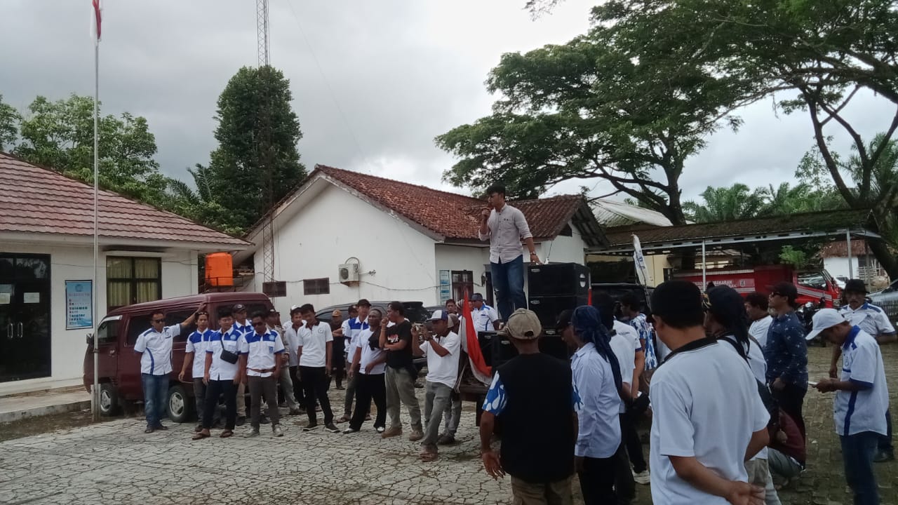 King Badak Desak Camat Cileles Mudur dari Jabatannya 