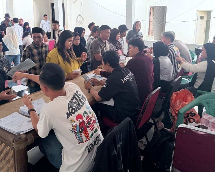 Penyaluran Bantuan BLT Sebayak 1745 KPM di Kantor Kecamatan Pamarayan