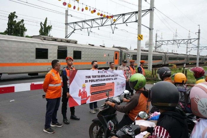 KAI Daop 6 Bersama KAI Properti Gelar Sosialisasi Keselamatan di Perlintasan KA
