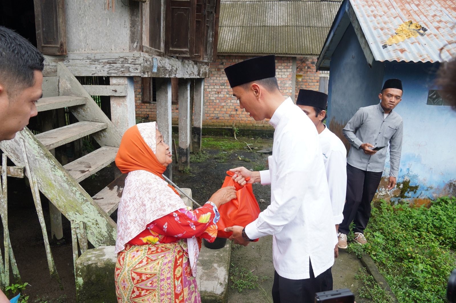 Awali 2026, Bupati OKI Gelar Safari Jumat dan Tinjau Rumah Tak Layak Huni