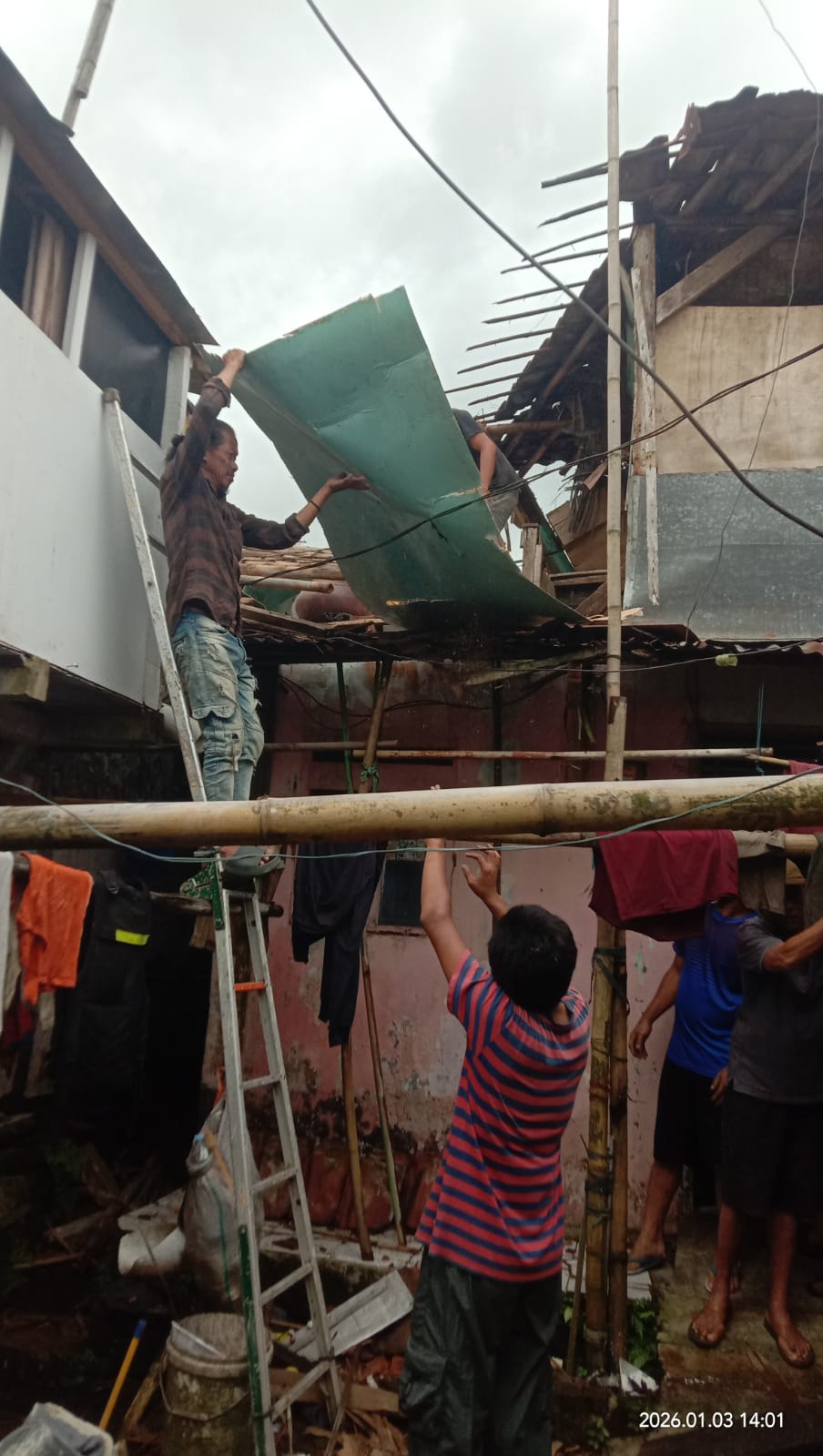 Angin Kencang disertai Hujan Deras Robohkan rumah warga di Kelurahan MC-Barat.Lebak Banten.