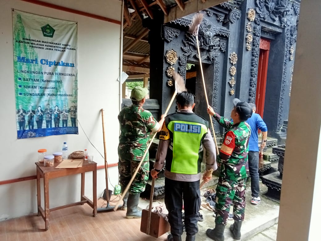 Bersatu Sukseskan Hari Desa Nasional, Koramil Ampel bersama Pemkab dan Warga Bersihkan Pura