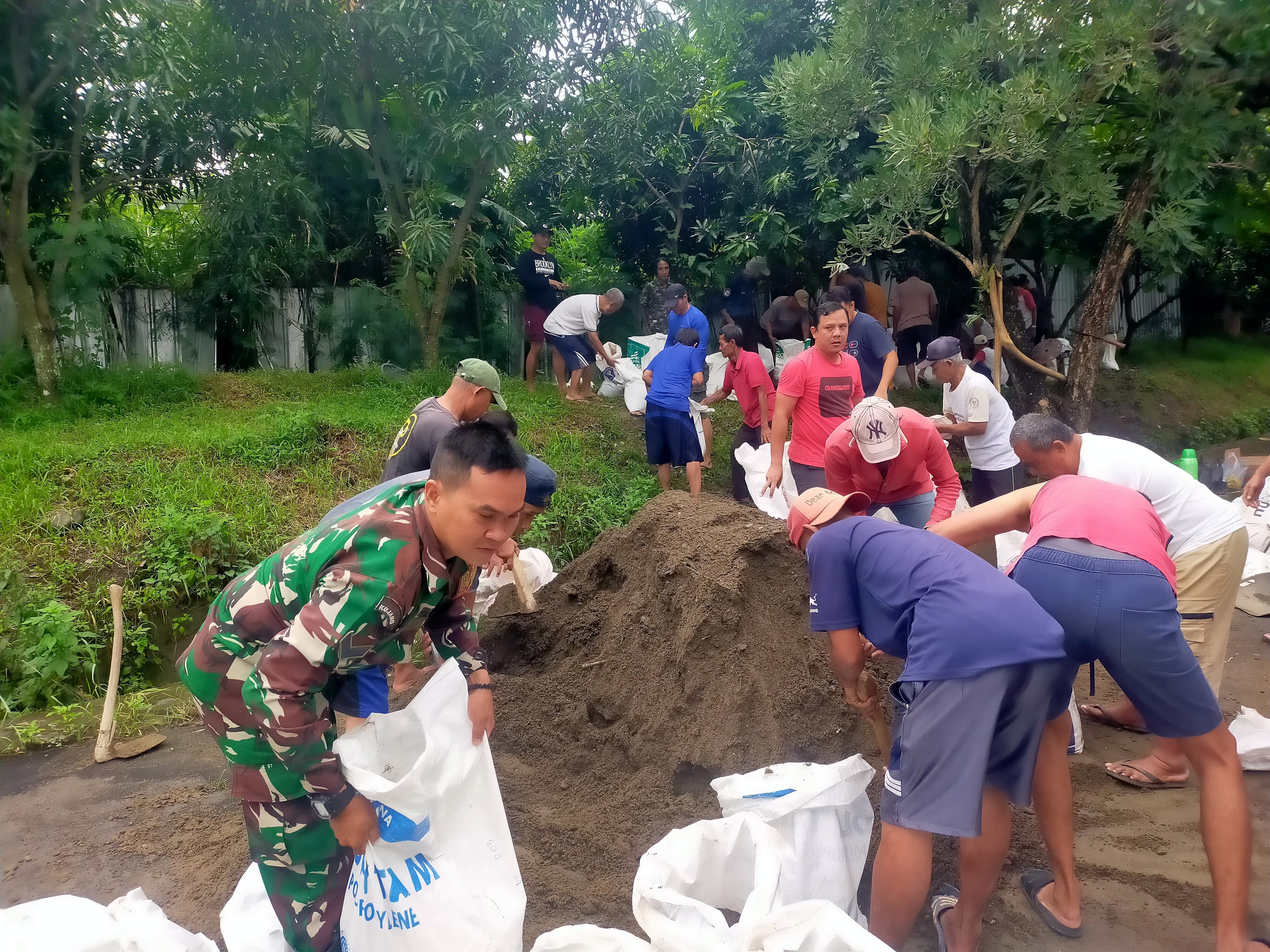 Babinsa Pegambiran Kerja Bakti Pengisian Karung Pasir dan Tanah, Upaya Pencegahan Banjir