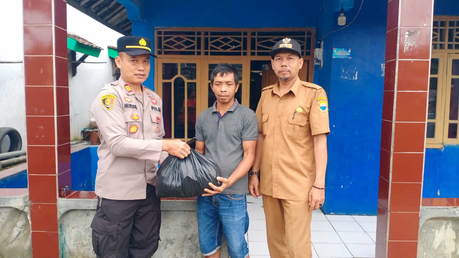 Wujud Kepedulian , Kapolsek Cikulur Polres Lebak Berikan Bantuan Sembako kepada Korban Longsor