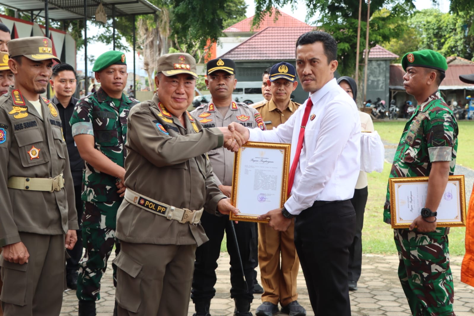 Bupati Tanggamus Berikan Penghargaan kepada 15 Personel Polres Tanggamus
