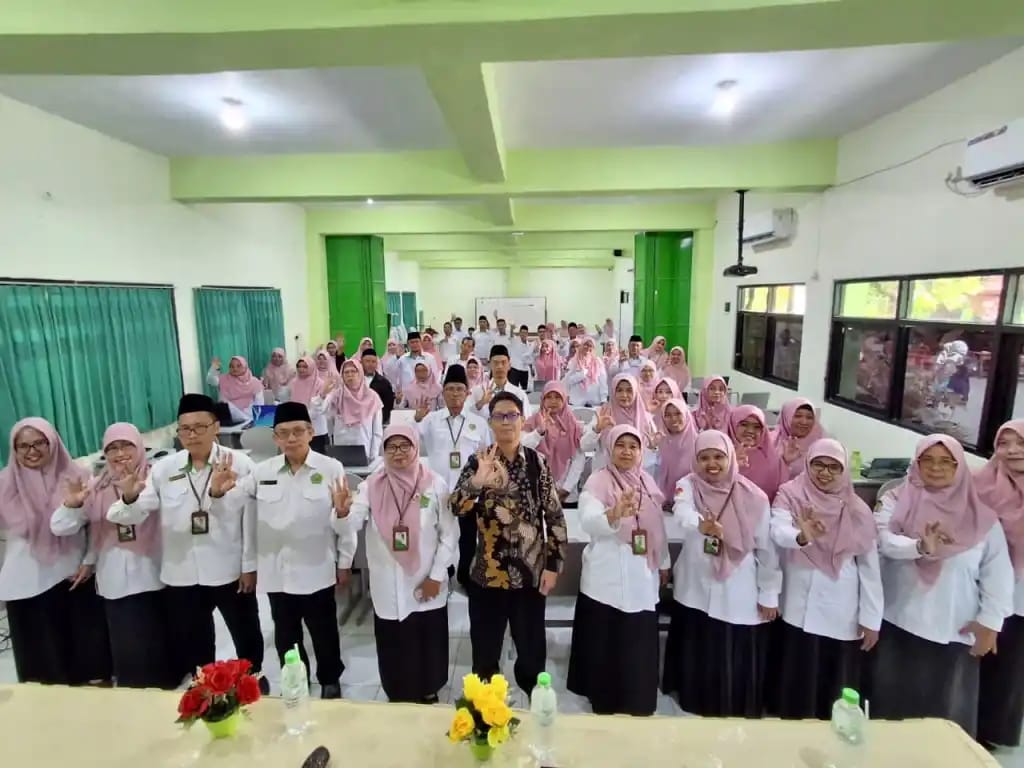 MTSN 03 Surabaya Bekali 50 Guru Wawasan Jurnalistik Untuk Pelatihan Majalah Digital