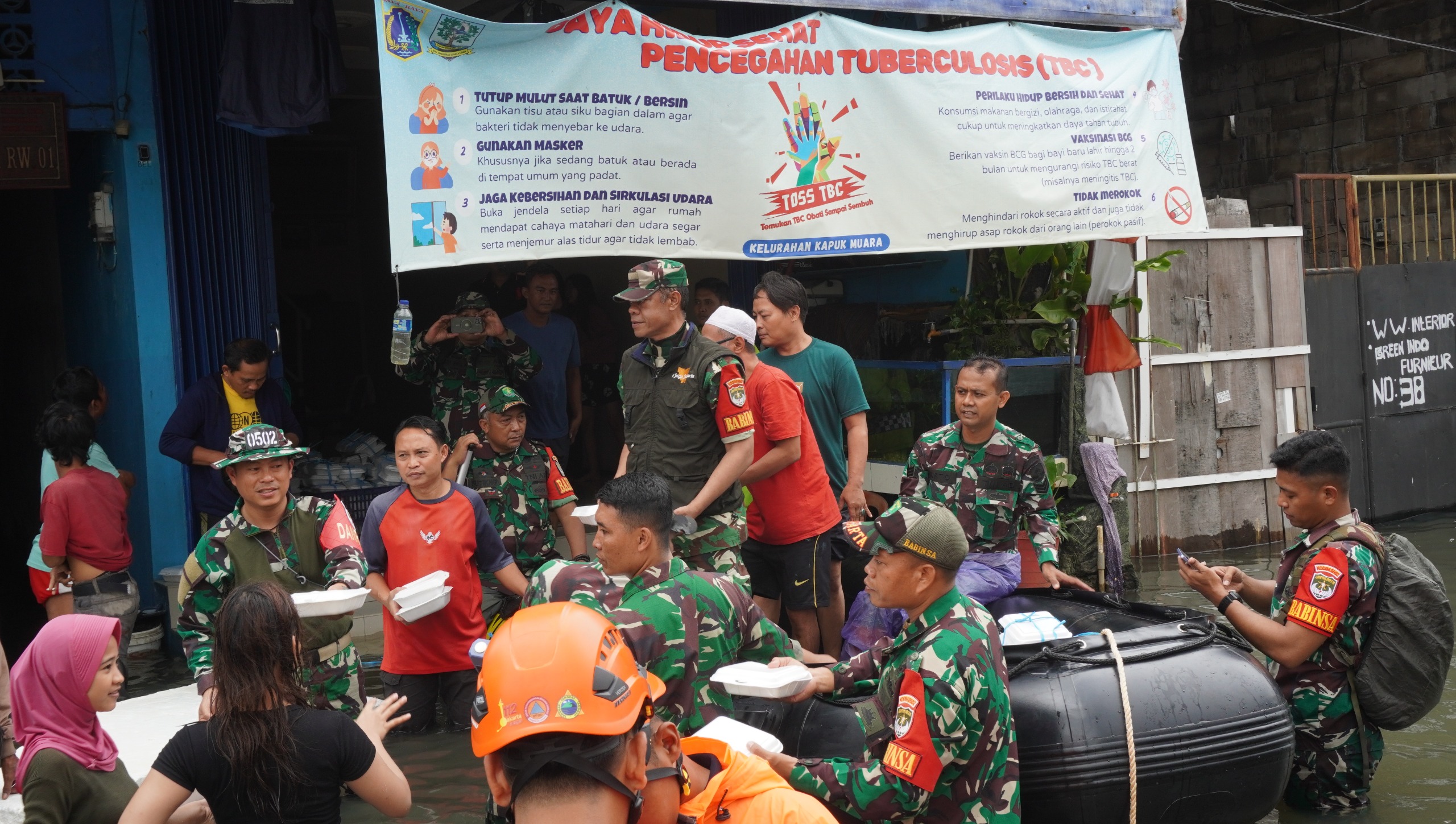 Kodim 0502/Jakarta Utara Hadir Bantu Warga Terdampak Banjir Di Kapuk Muara