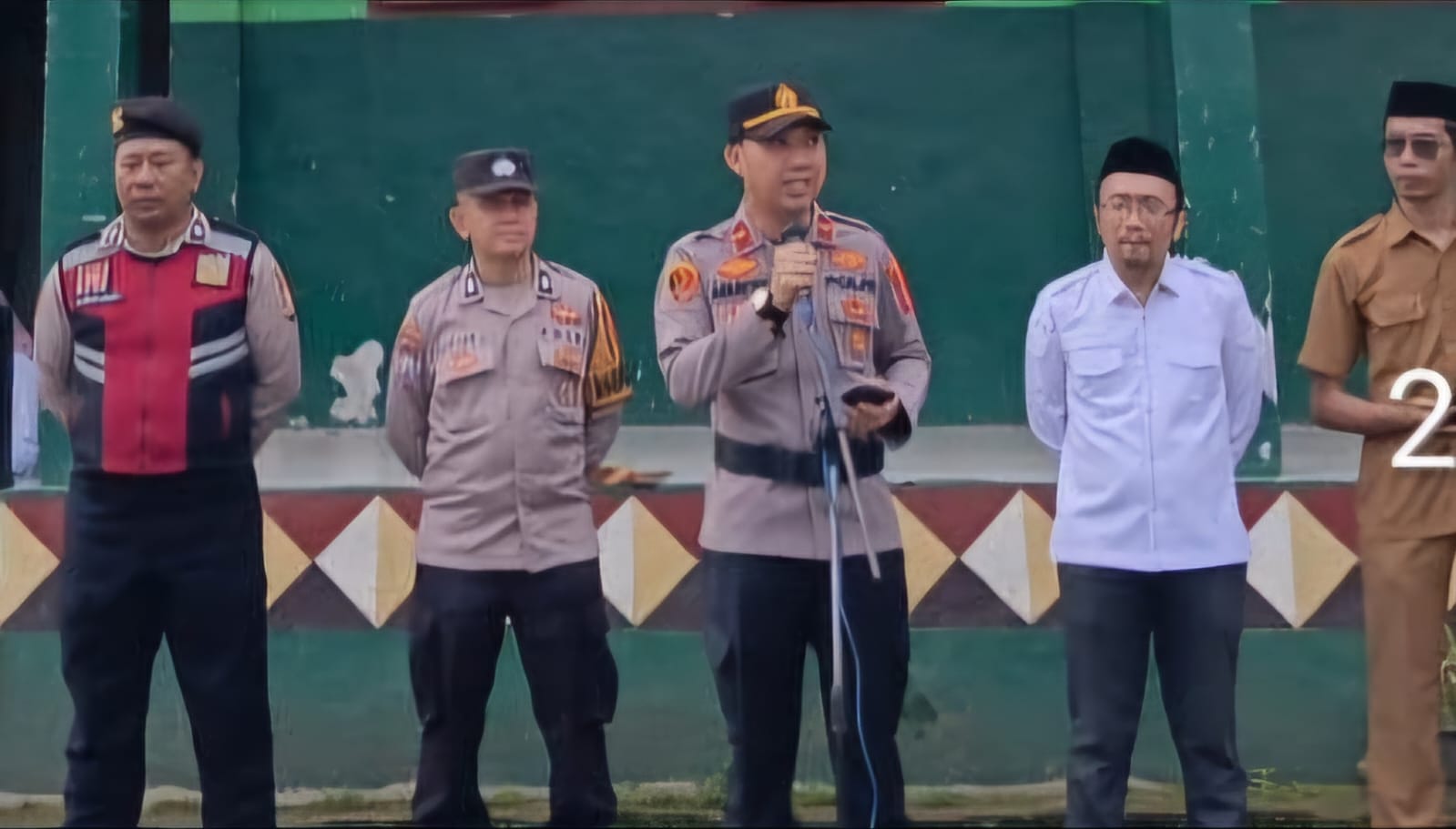Kapolsek Pugung Jadi Pembina Upacara di SMK Nurul Falah, Beri Penyuluhan Hukum Bahaya Bullying, Narkoba dan Judi Online