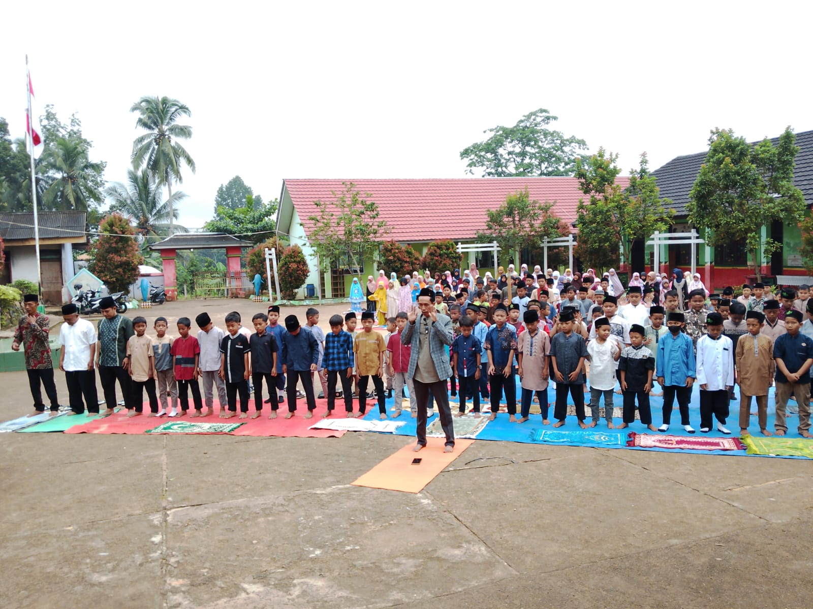 Jumat Religi SDN 1 Wayharong Diisi Sholat Dhuha dan Tausiyah Isra Mi’raj