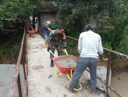 Peduli Pembangunan Infrastruktur, Babinsa Argasunya Pantau Progres Percepatan Pembangunan Jembatan