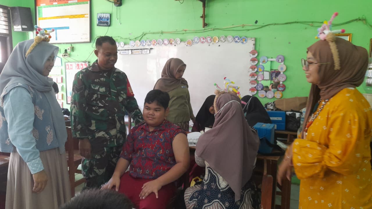Pendampingan Imunisasi Campak–Rubela Oleh Babinsa Kebon Baru