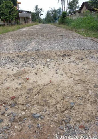 Di duga rabat beton di desa Tritunggal di kerjakan asal asalan kurang mutu warga kecewa sumber anggraran DD Tahun 2023 wawaykarya