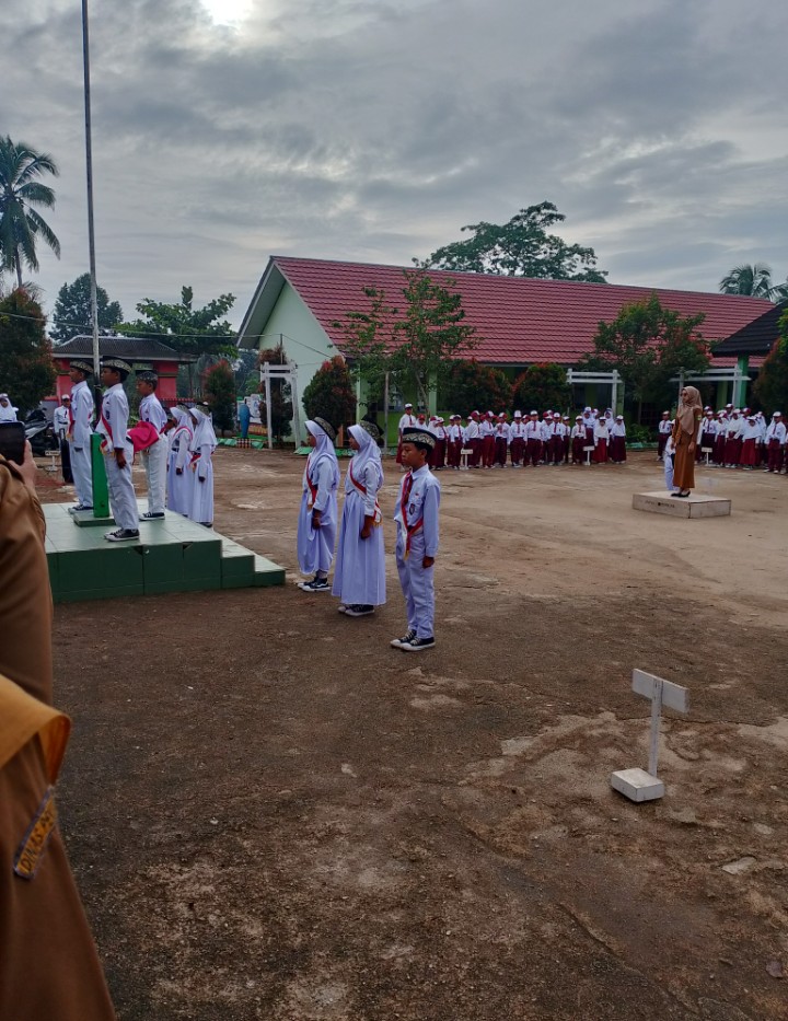 Upacara Bendera SDN 1 Wayharong Perkuat Ketertiban dan Disiplin Siswa