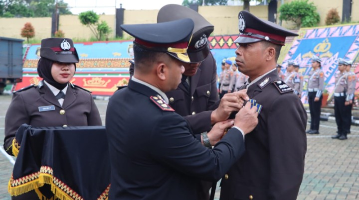 Kapolres Tanggamus Sematkan Satyalencana Pengabdian dari Presiden RI kepada Sembilan Personelnya