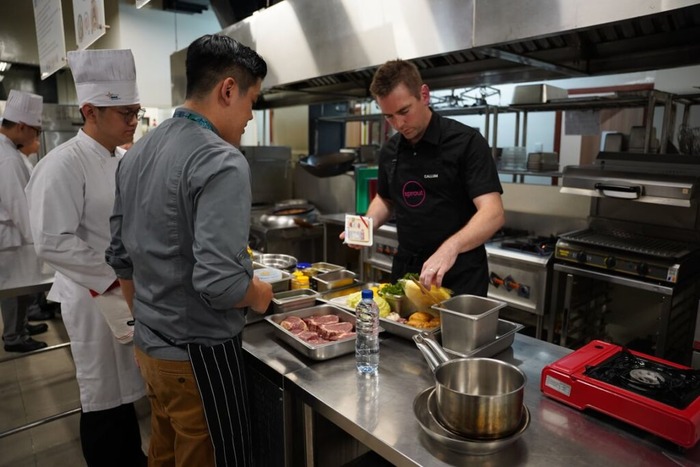 Hotel Management BINUS University Hadirkan Callum Hann, Australian MasterChef Personality