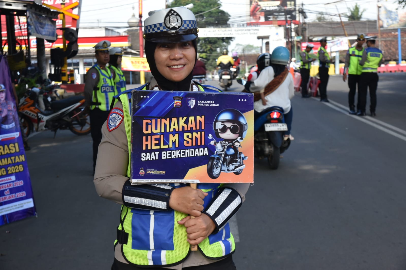Hari Kedua Operasi Keselamatan Maung 2026, Sat Lantas Polres Lebak Bagikan Pamflet dan Tempelkan Stiker Himbauan