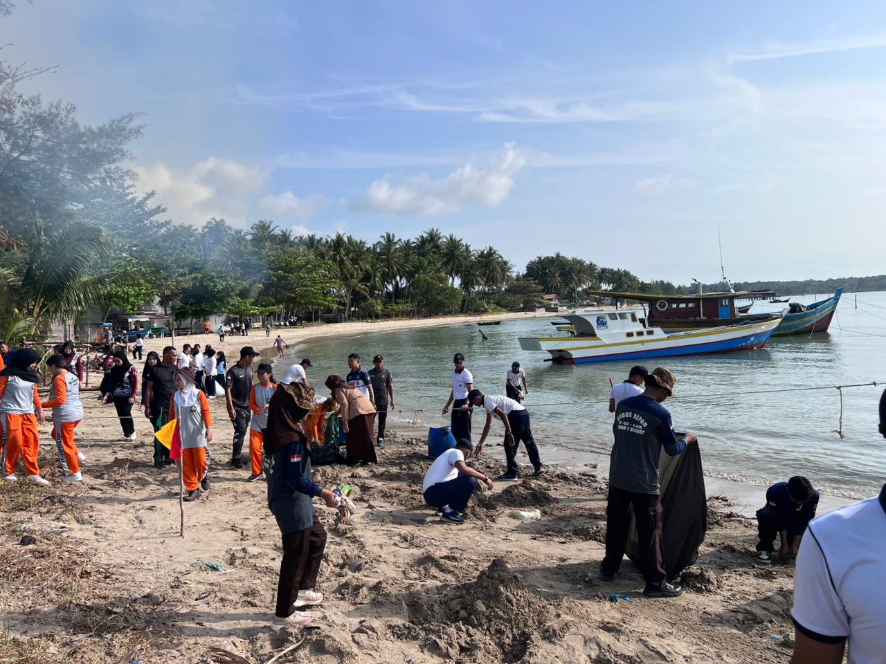 Lanal Dabo Singkep Gelar Aksi Bersih Pantai Dalam Program “Pantai Bersih” di Pantai Sekop