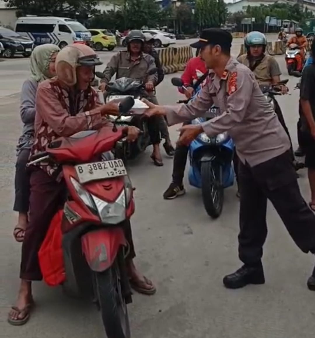 Polres Pelabuhan Tanjung Priok Berbagi Takjil Di Bulan Ramadhan