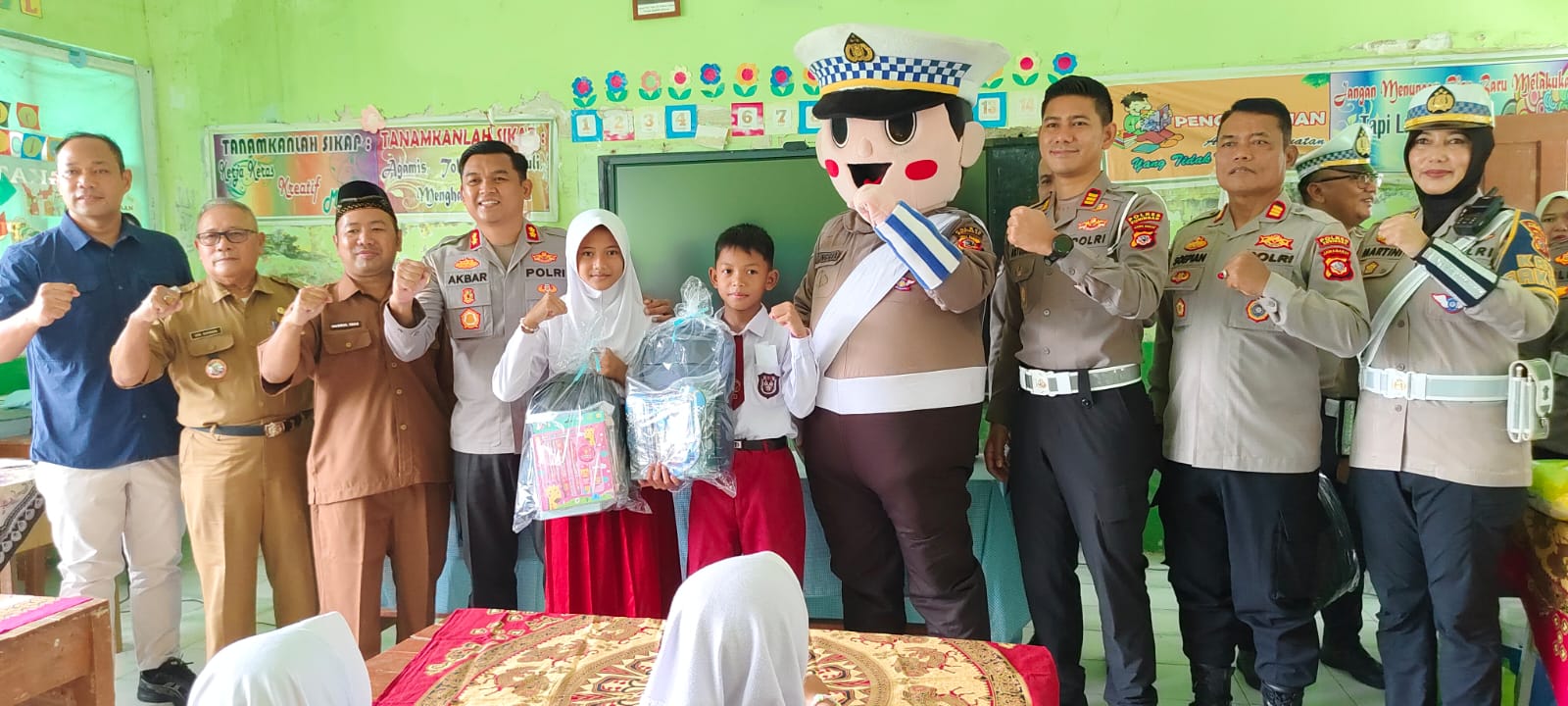 Momen Haru Kapolres Kuningan di SDN 3 Sukadana : Sekolah Kecil, Semangat Besar