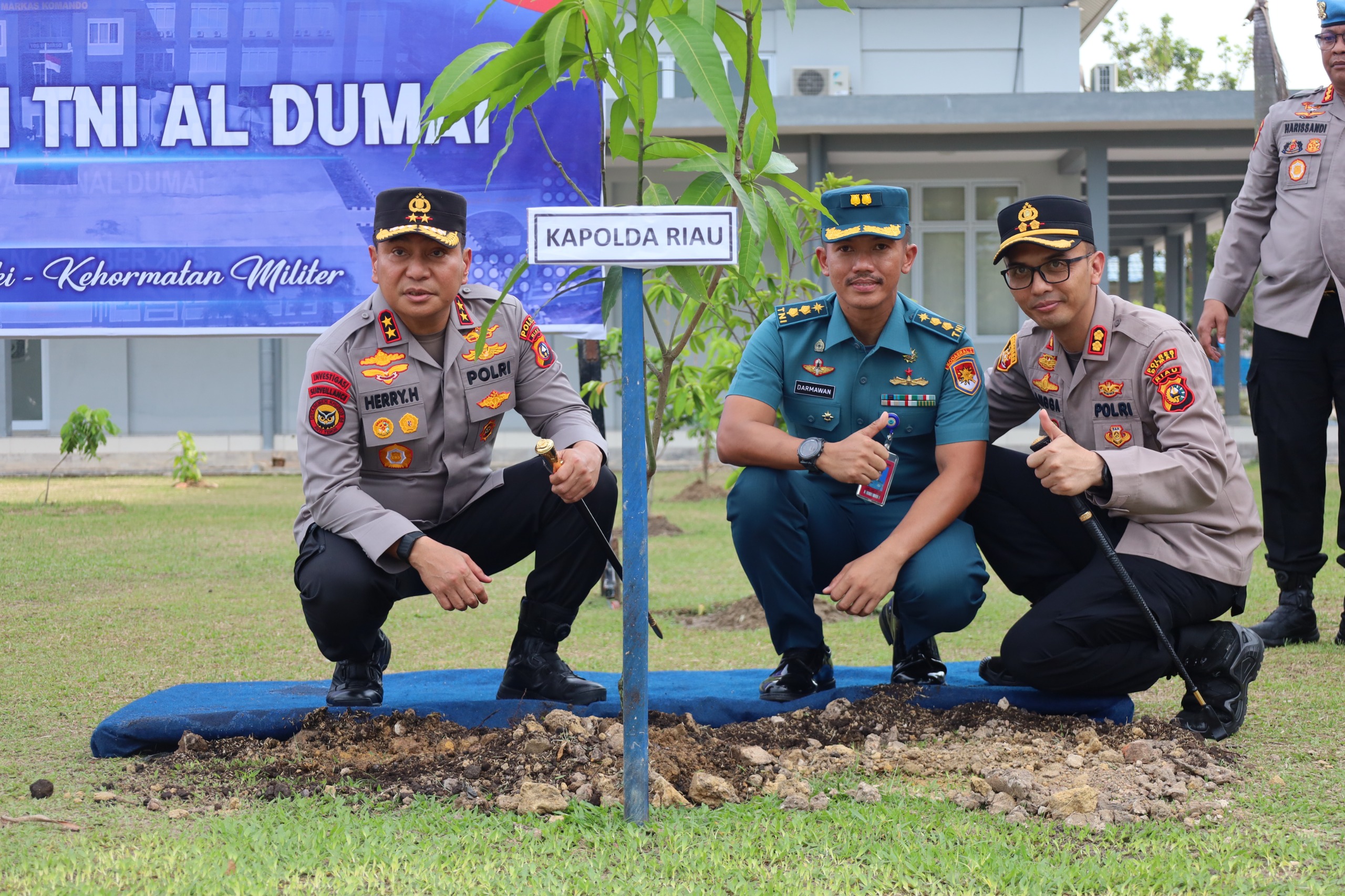 Perkuat Soliditas TNI AL-POLRI, Kapolda Riau Kunjungi Lanal Dumai dan Laksanakan Aksi Penanaman Pohon