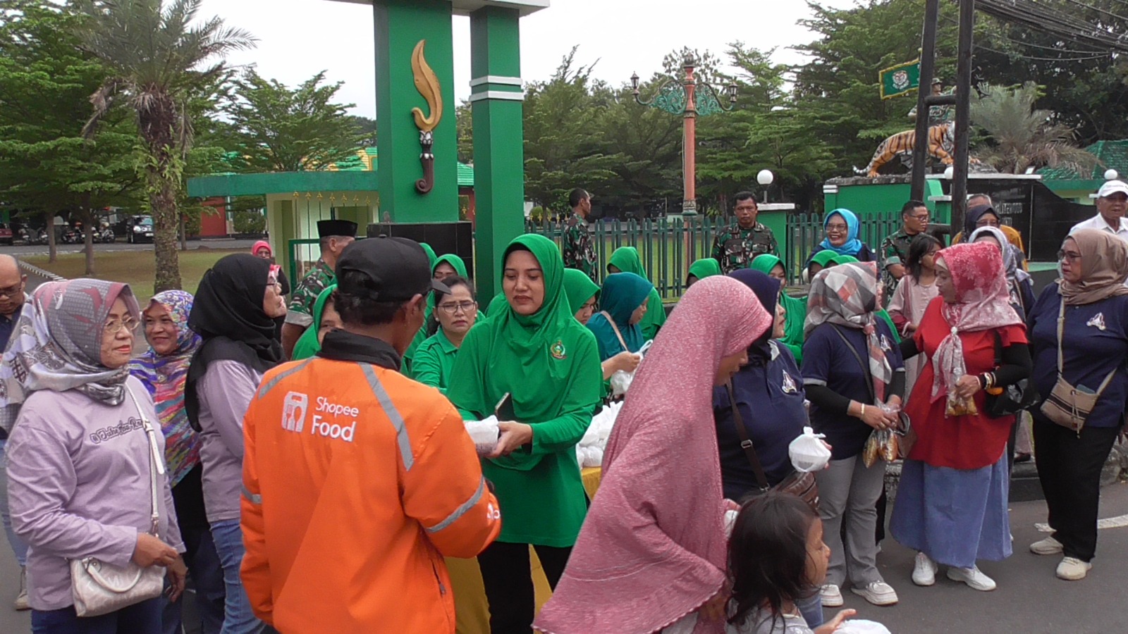 Kodim 0614/Kota Cirebon dan Persit Cabang XXV Bagi Takjil dan Buka Bersama Dengan Pelajar serta Komponen Masyarakat