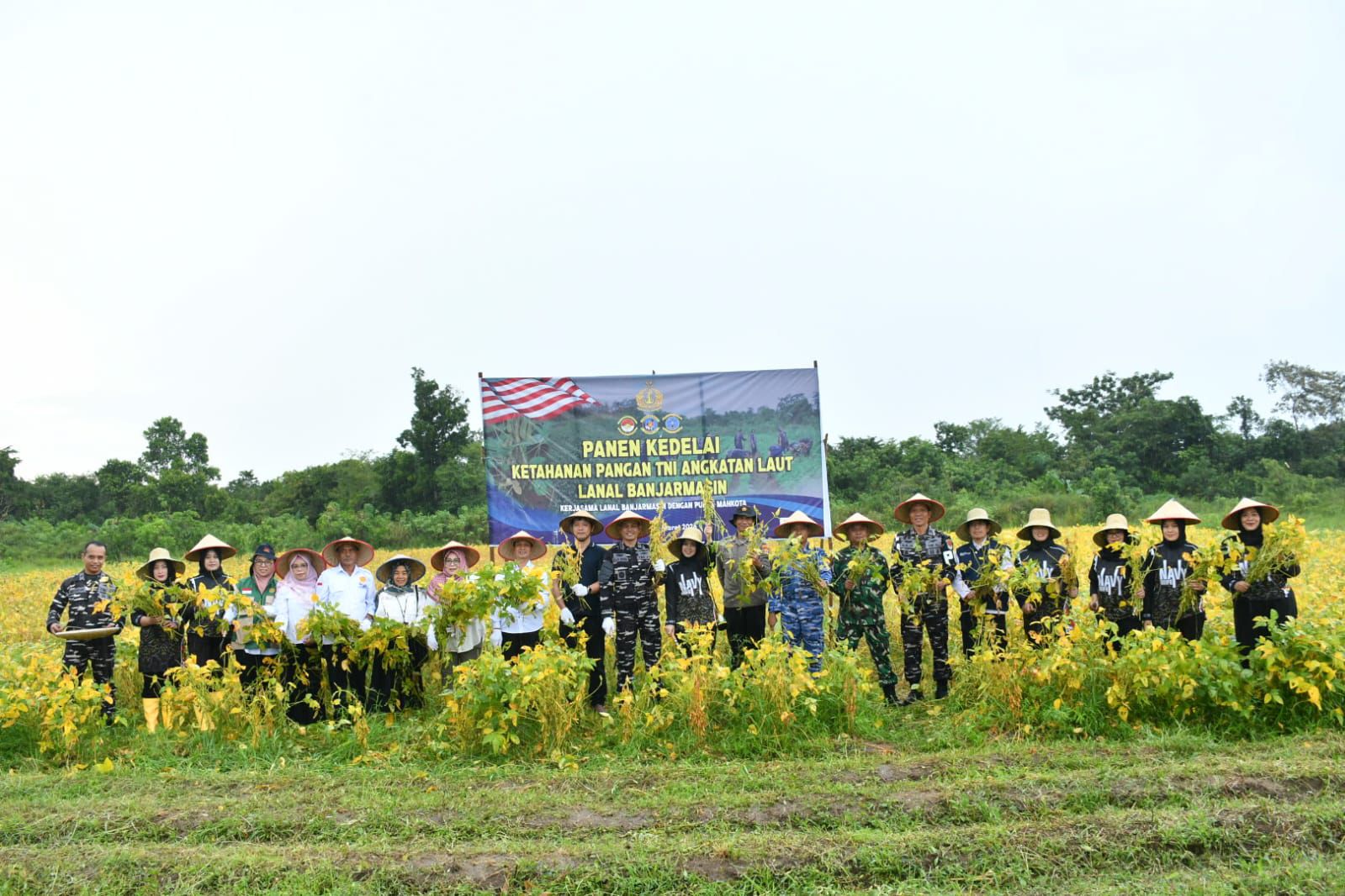 Pemprov Kalimantan Selatan Apresiasi Panen Kedelai Lanal Banjarmasin