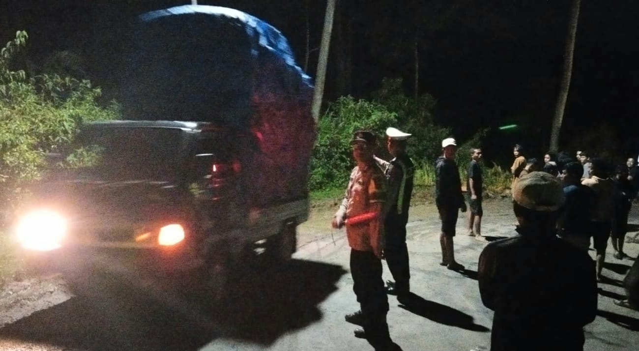 Senggolan Dua Truk, Polsek Semaka Sigap Pengaturan dan Pengamanan Lalu Lintas di Tanjakan Kalisuwong