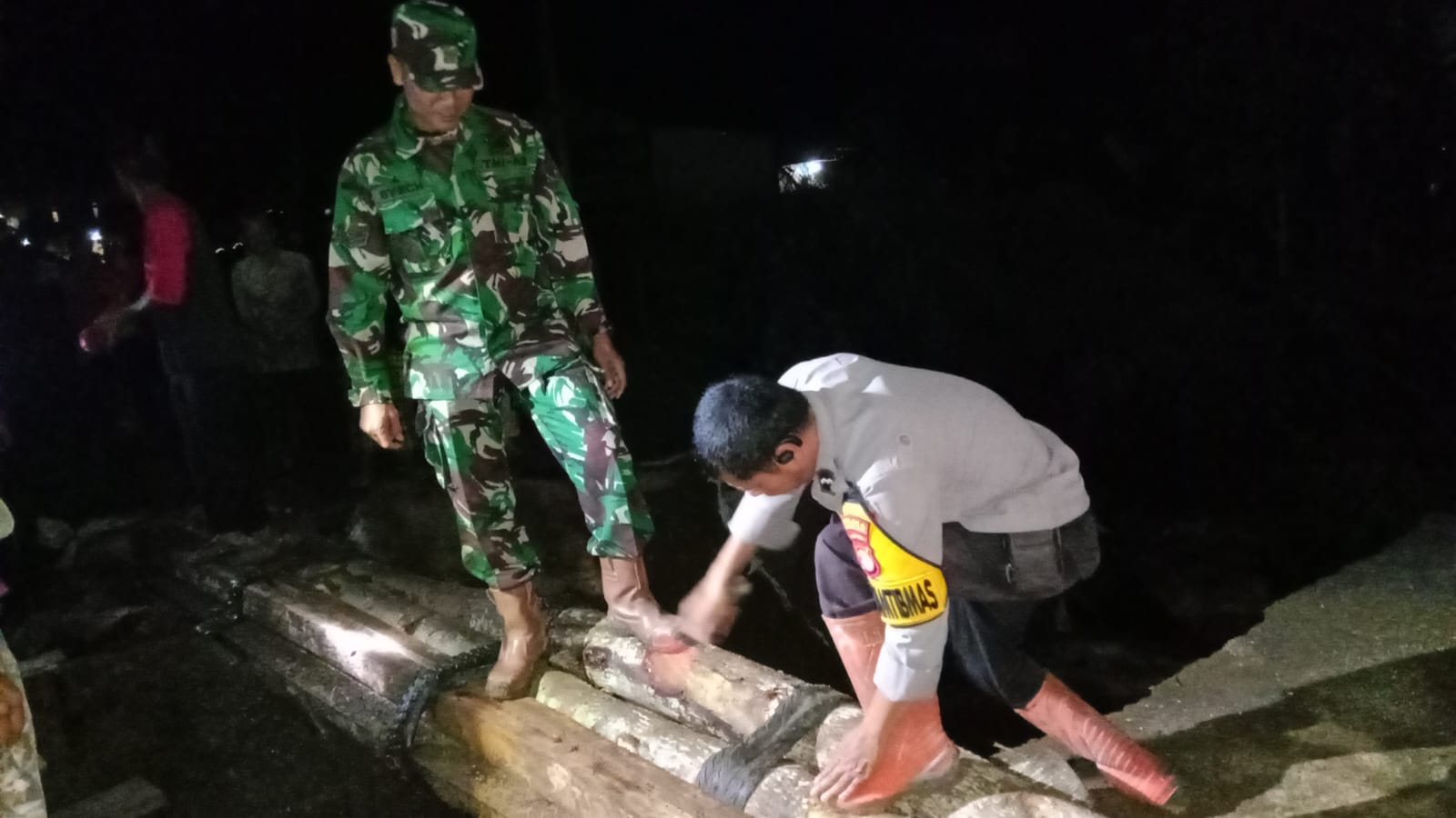 Polsek Pulau Panggung Bersama TNI dan Warga Pasang Jembatan Sementara di Sirnagalih Ulubelu