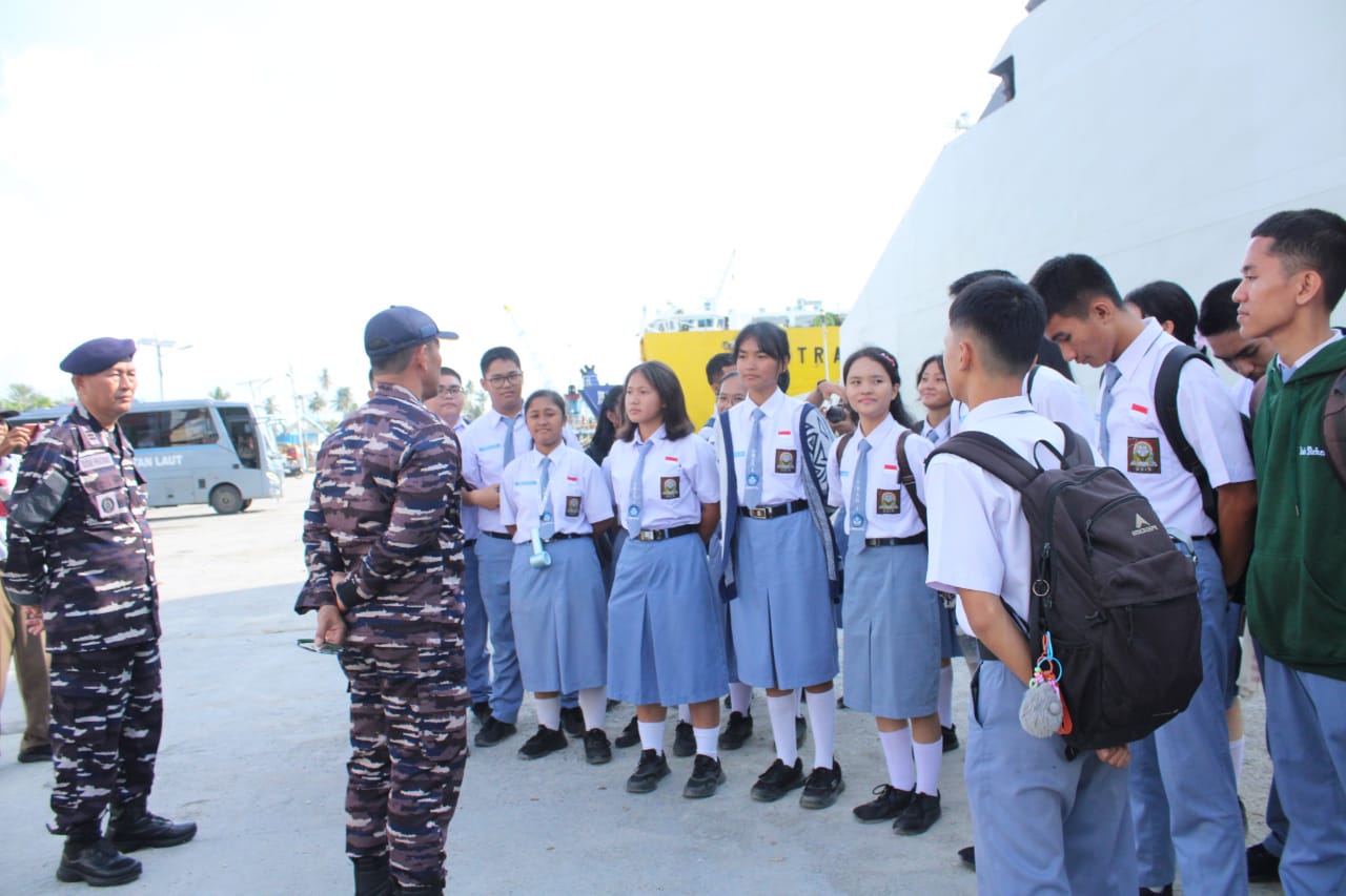 Lanal Nias Sambut Kedatangan Kapal Kepresidenan KRI Bung Karno-369, Gelar Open Ship Untuk Masyarakat Nias