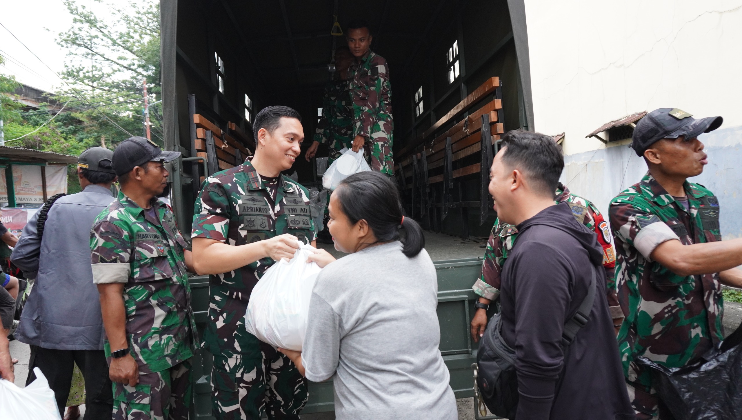 Bakti Sosial Ramadhan, Ibu Siti Harjanti Wismoyo Aris Munandar Salurkan 250 Paket Sembako Untuk Warga Sungai Bambu