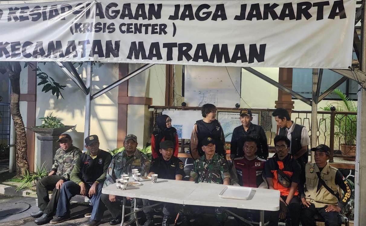 Koramil 02/Matraman Bersama Warga Gelar Patroli/Siskamling, Jaga Matraman Tetap Aman Menjelang Sahur