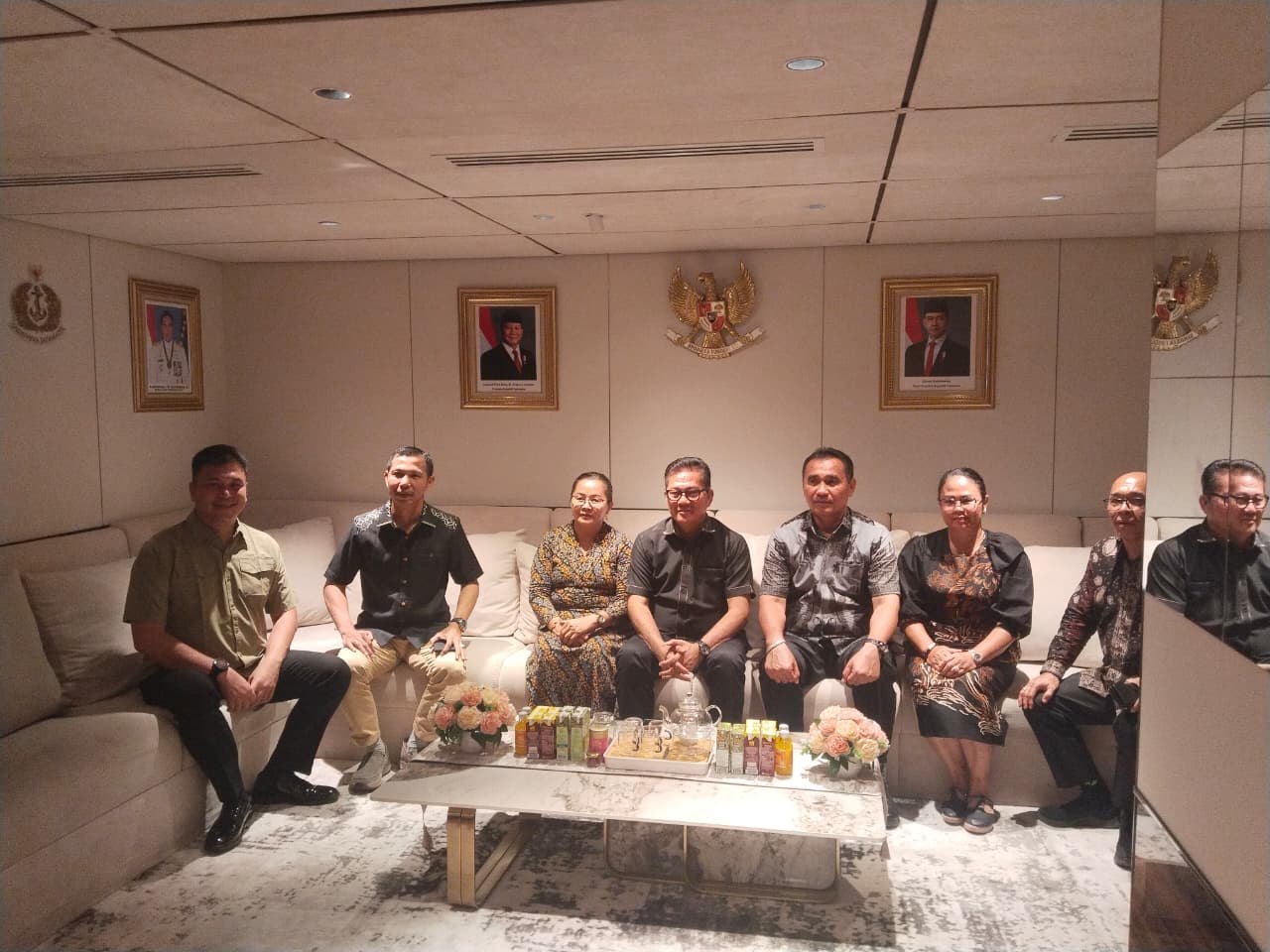Usai Gelar Jamuan Makan Malam, Bupati Nias Selatan Didampingi Danlanal Nias Lakukan Kunjungan Kehormatan ke KRI Bung Karno-369