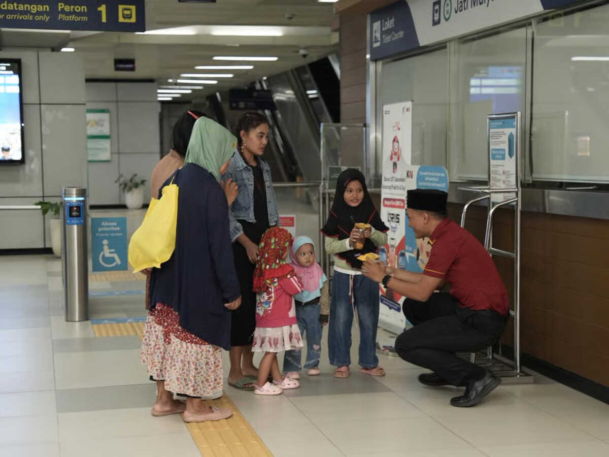 LRT Jabodebek Bagikan 3.150 Paket Takjil di 14 Stasiun Selama Ramadan
