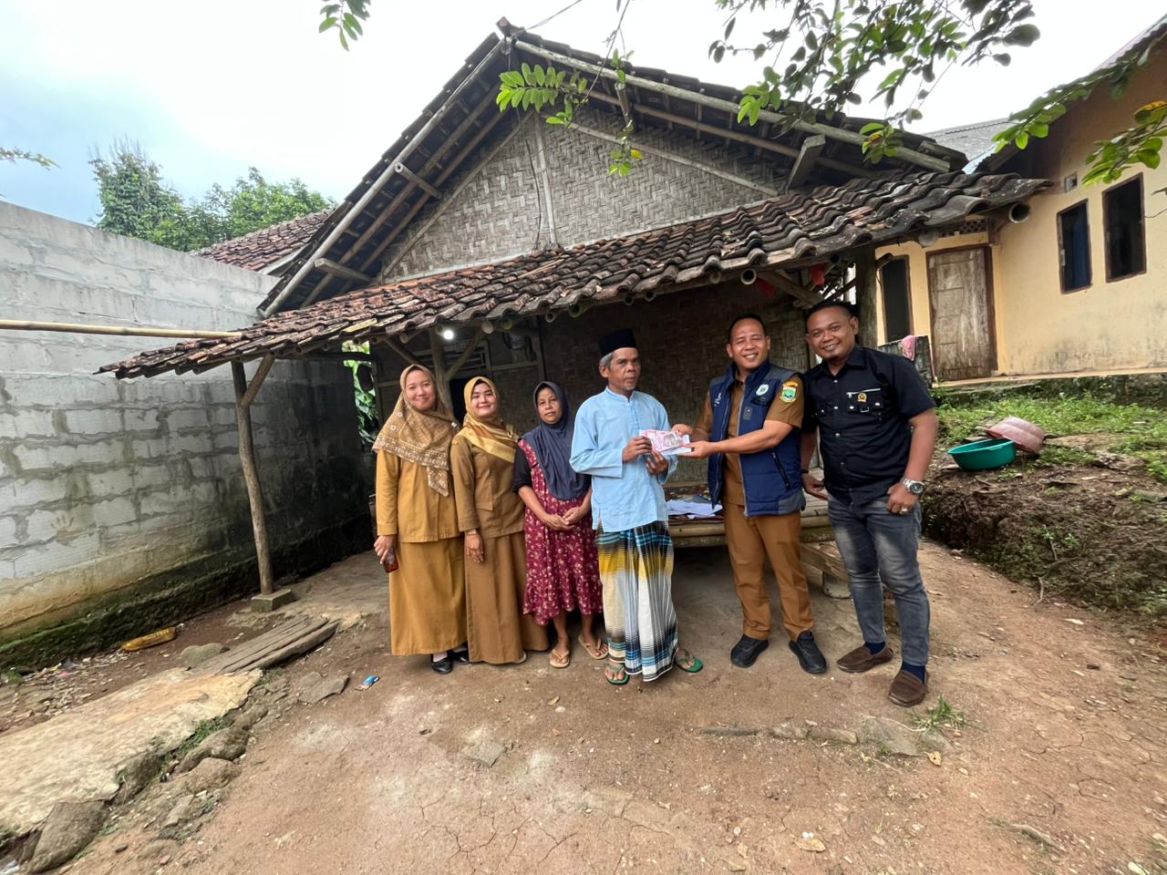 UPZ Provinsi Banten Didampingi Forwatu Banten Serahkan Bantuan RTLH di Desa Muara Dua Kec. Cikulur