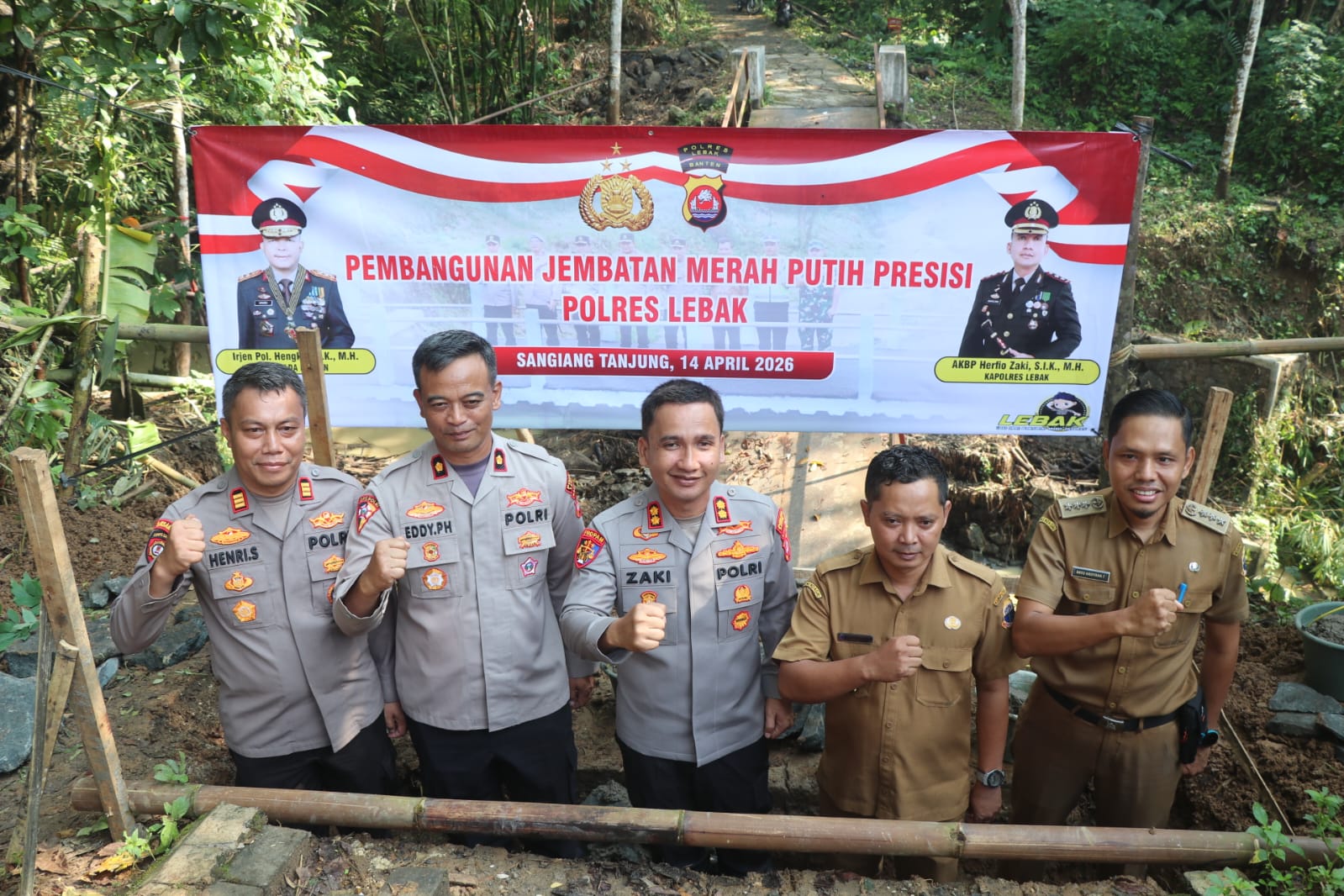 Kapolres Lebak Letakkan Batu Pertama Pembangunan Jembatan Merah Putih di Kp. Cikaduen