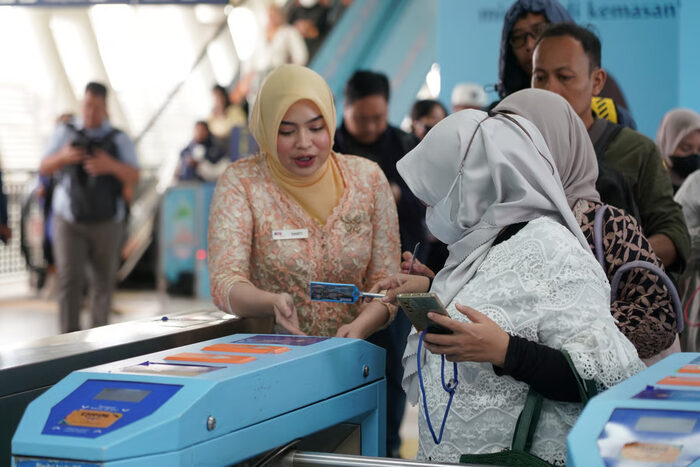 Kartini di Lintas Rel: Petugas LRT Jabodebek Berkebaya, Ajak Masyarakat Rayakan Emansipasi
