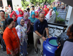 Sambut Hari Kartini, PAM JAYA dan TP PKK Bagi Toren Air Gratis kepada Para Ibu Pejuang Keluarga