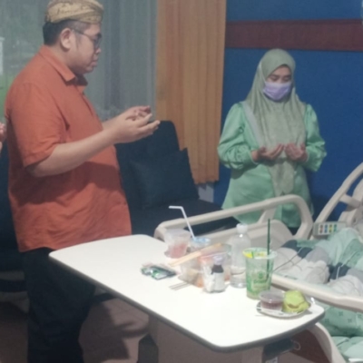 Sultan Kecerbonan Jenguk Anak Wakil Walikota Di RS. Pertamina