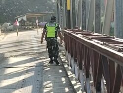 Cegah Kerusakan, Babinsa Periksa Fisik Jembatan Bailey Tangge Besi Secara Teliti
