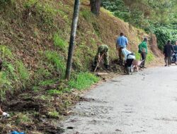 Babinsa Koramil 03/TG Ajak Warga Bersihkan Bahu Jalan Penghubung Dua Desa