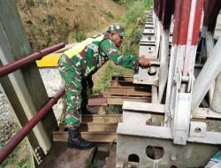 Patroli Rutin Anggota Koramil 04/PRG, Jaga Kelayakan Jembatan Bailey Tenge Besi