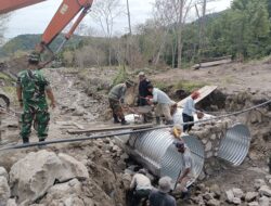 Koramil 02/Wps Lakukan Pemasangan Gorong-Gorong Aramco, Pulihkan Akses Penghubung Dua Dusun